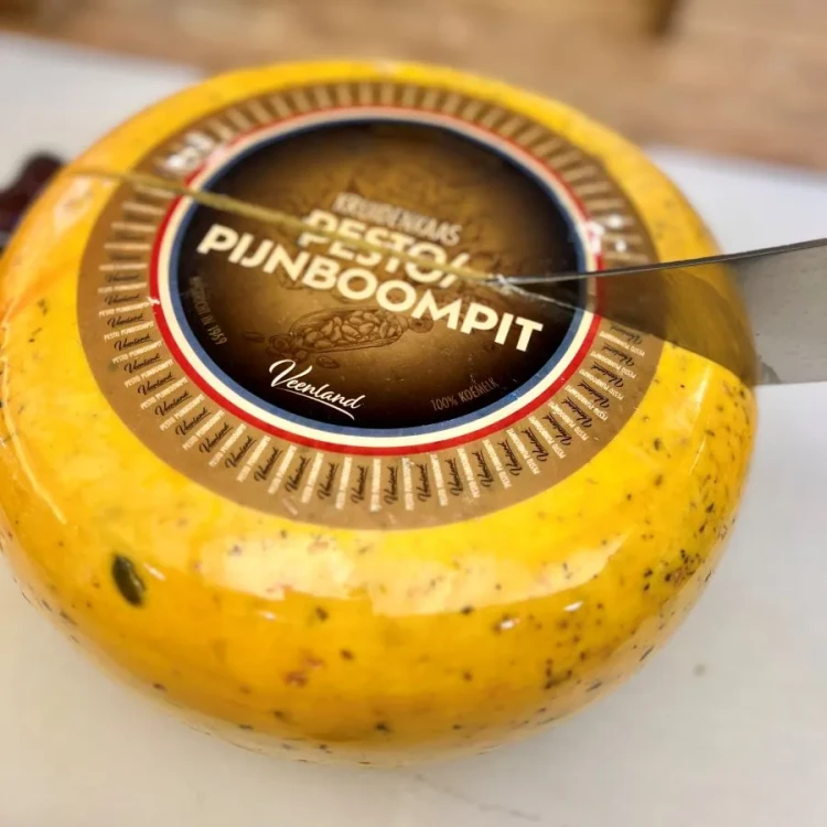 ser-gouda-z-pesto-i-nasionami-veenland-podczas-krojenia.webp