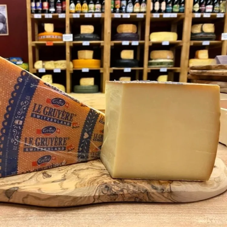 ser-gruyere-szwajcarski-AOP-200g-na desce.webp
