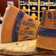 ser-le-gruyere-szwajcarski-AOP-200g-na desce.webp