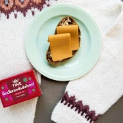 ser-brunost-gudbrandsdalen-na-chlebie-norweski.webp