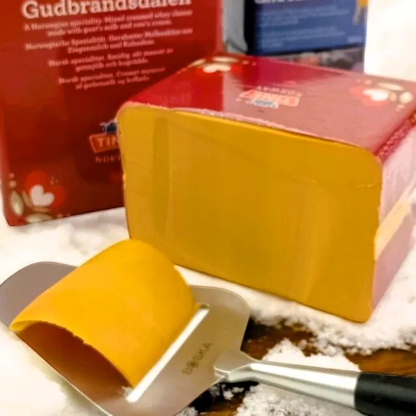 ser-brunost-plasterek-gudbrandsdalen-brazowy-norweski.webp