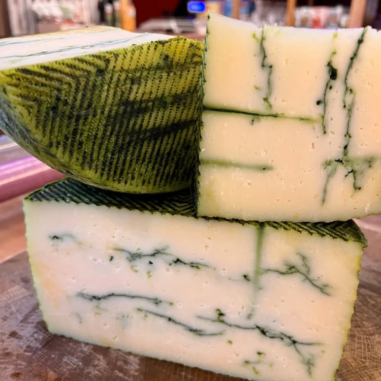 ser-owczy-z-zielonym-pesto-vega-przekrój.webp