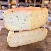 ser-holenderski-gouda-z-pistacja-struktura