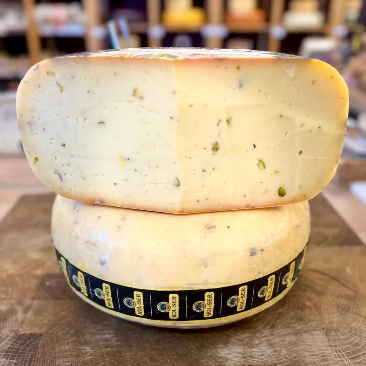 ser-holenderski-gouda-z-pistacja-przekroj