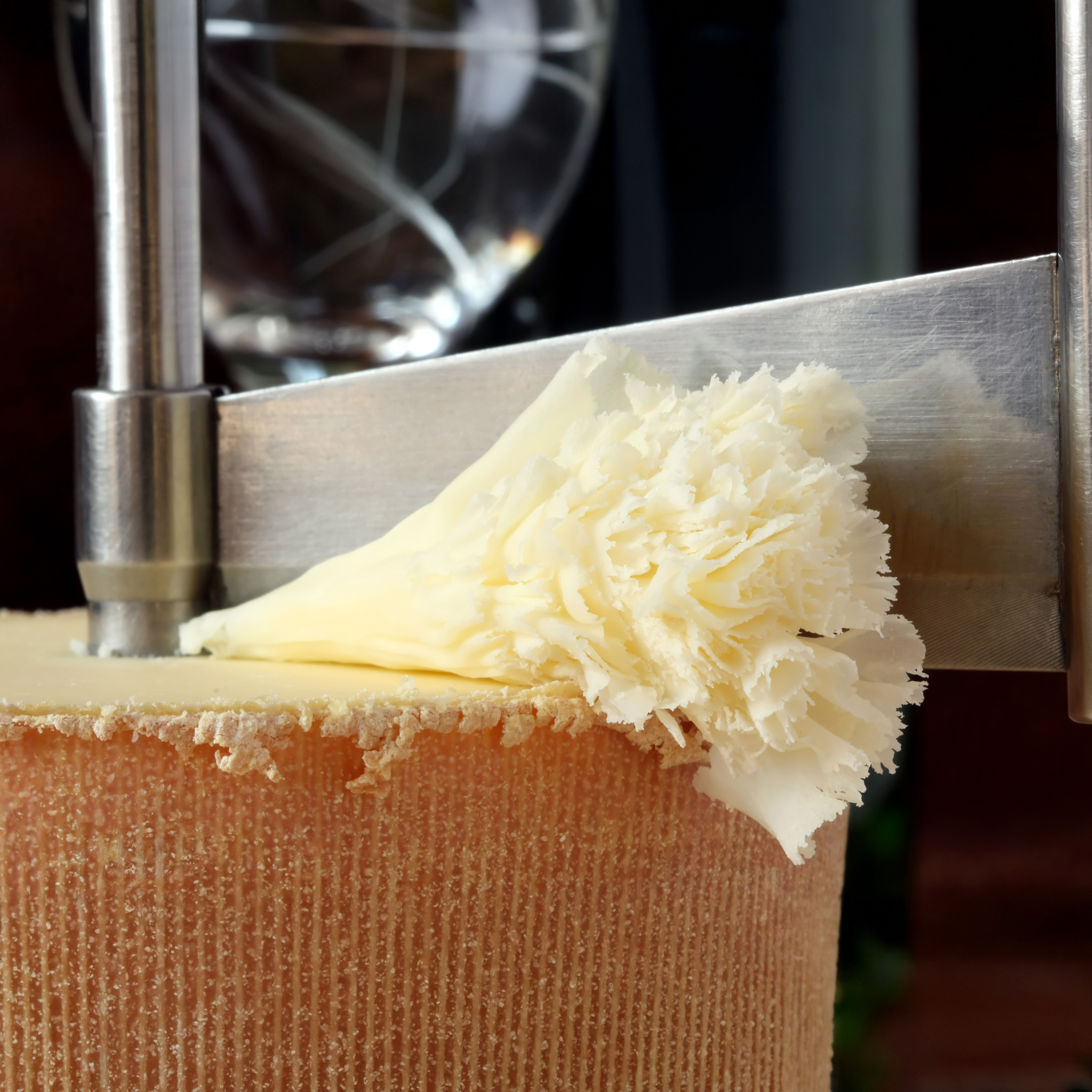 Jakie noże do serów wybrać? Przewodnik dla miłośników desek serowych